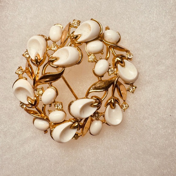 Crown Trifari Pebble Beach Floral Brooch - Picture 4 of 4